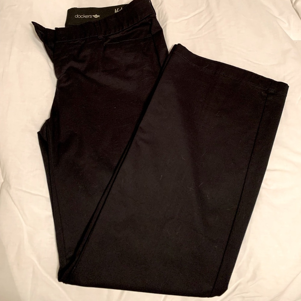 Dockers women’s slacks size 10. Khaki style material makes for optimum comfort.